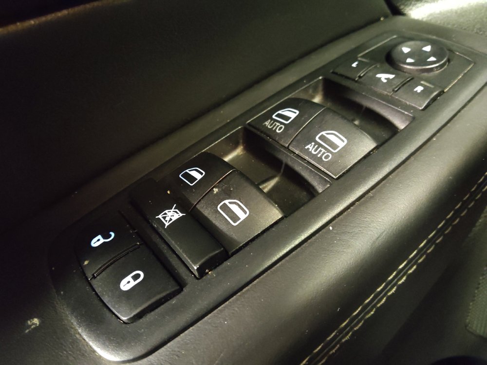 Used 2014 Jeep Grand Cherokee Overland w/ Advanced Technology Group image 27