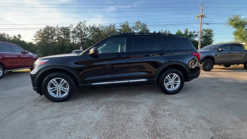 Used 2023 Ford Explorer XLT AWD/4WD image 3
