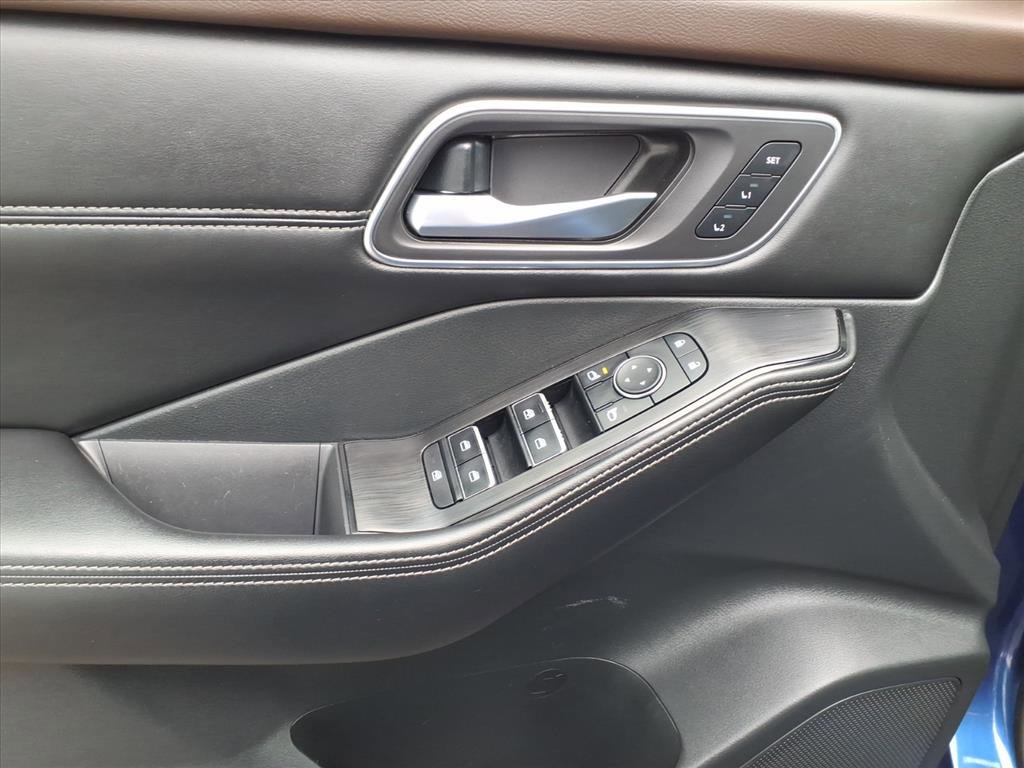 Used 2021 Nissan Rogue SL w/ Premium Package image 14