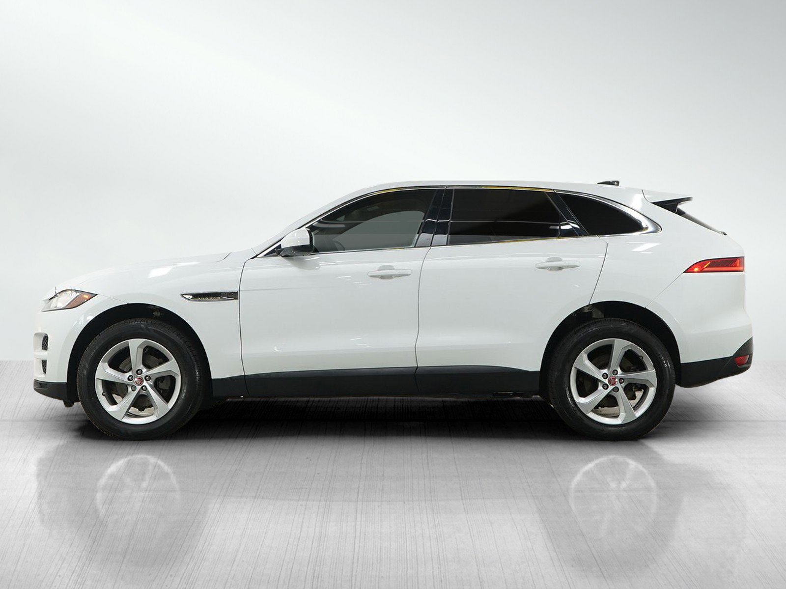 Used 2020 Jaguar F-PACE Premium image 2