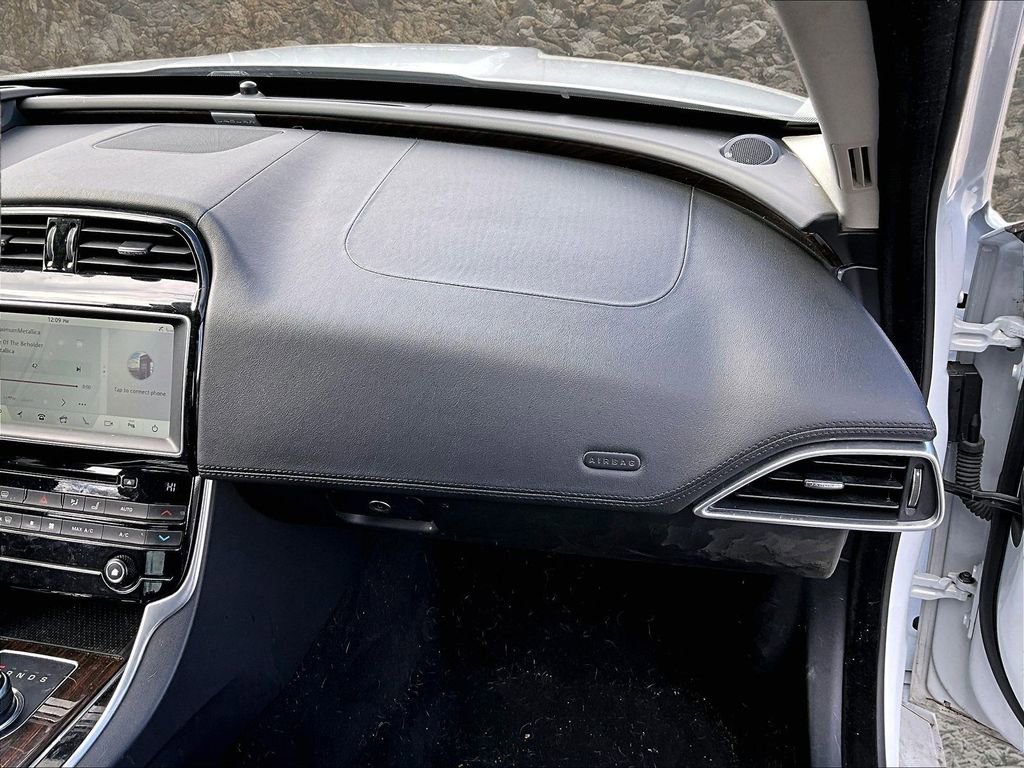 Used 2017 Jaguar XE First Edition image 14