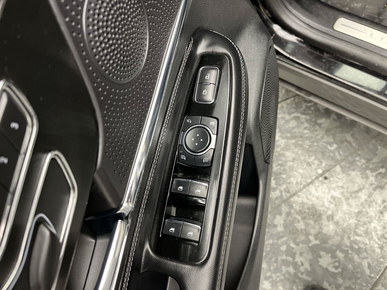 Used 2023 Lincoln Corsair AWD w/ Towing Package image 9