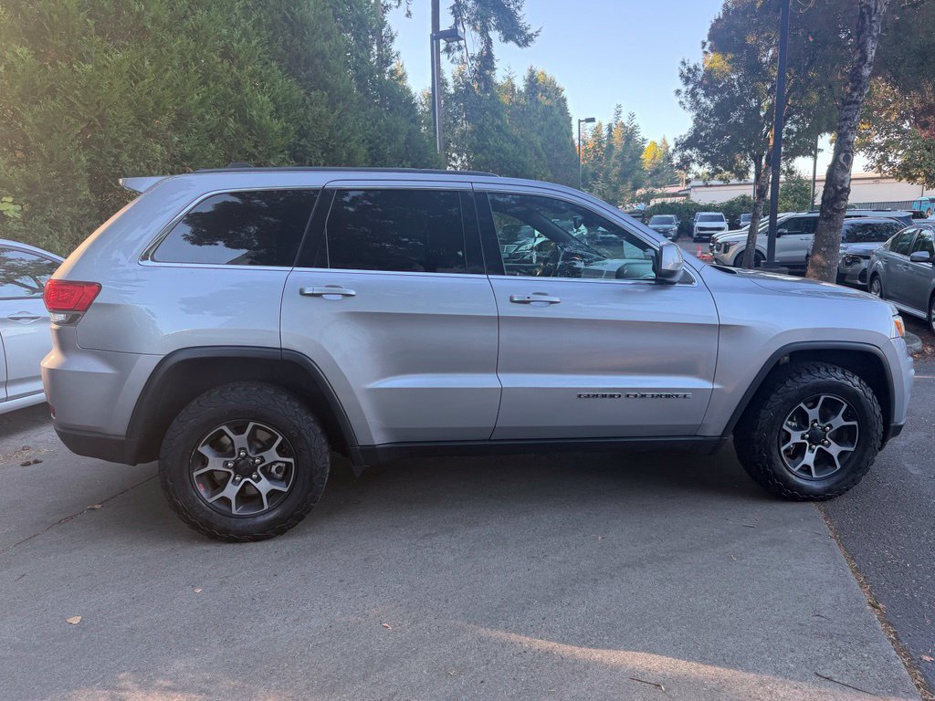 Used 2017 Jeep Grand Cherokee Laredo AWD/4WD image 2