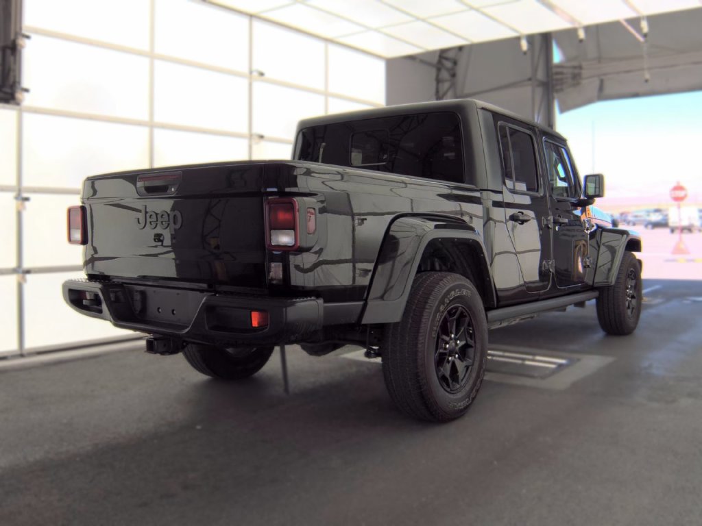 Used 2022 Jeep Gladiator Sport AWD/4WD image 2