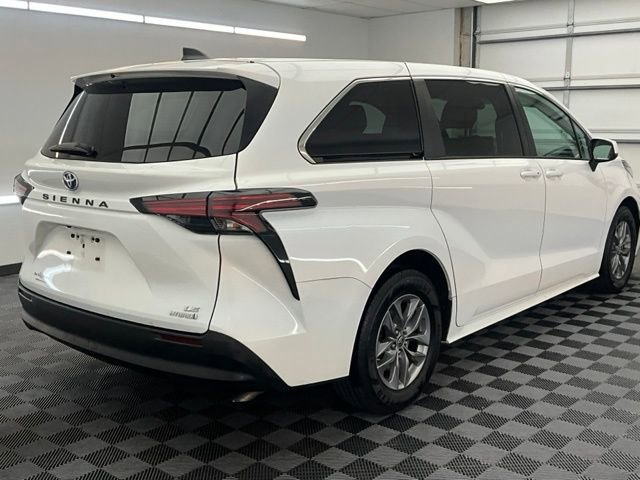 Used 2022 Toyota Sienna LE FWD image 14