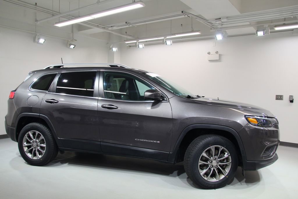 Used 2019 Jeep Cherokee Latitude Plus w/ Cold Weather Group AWD/4WD image 11
