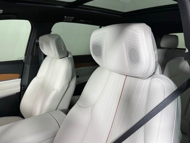 New 2026 Cadillac Vistiq Sport image 14