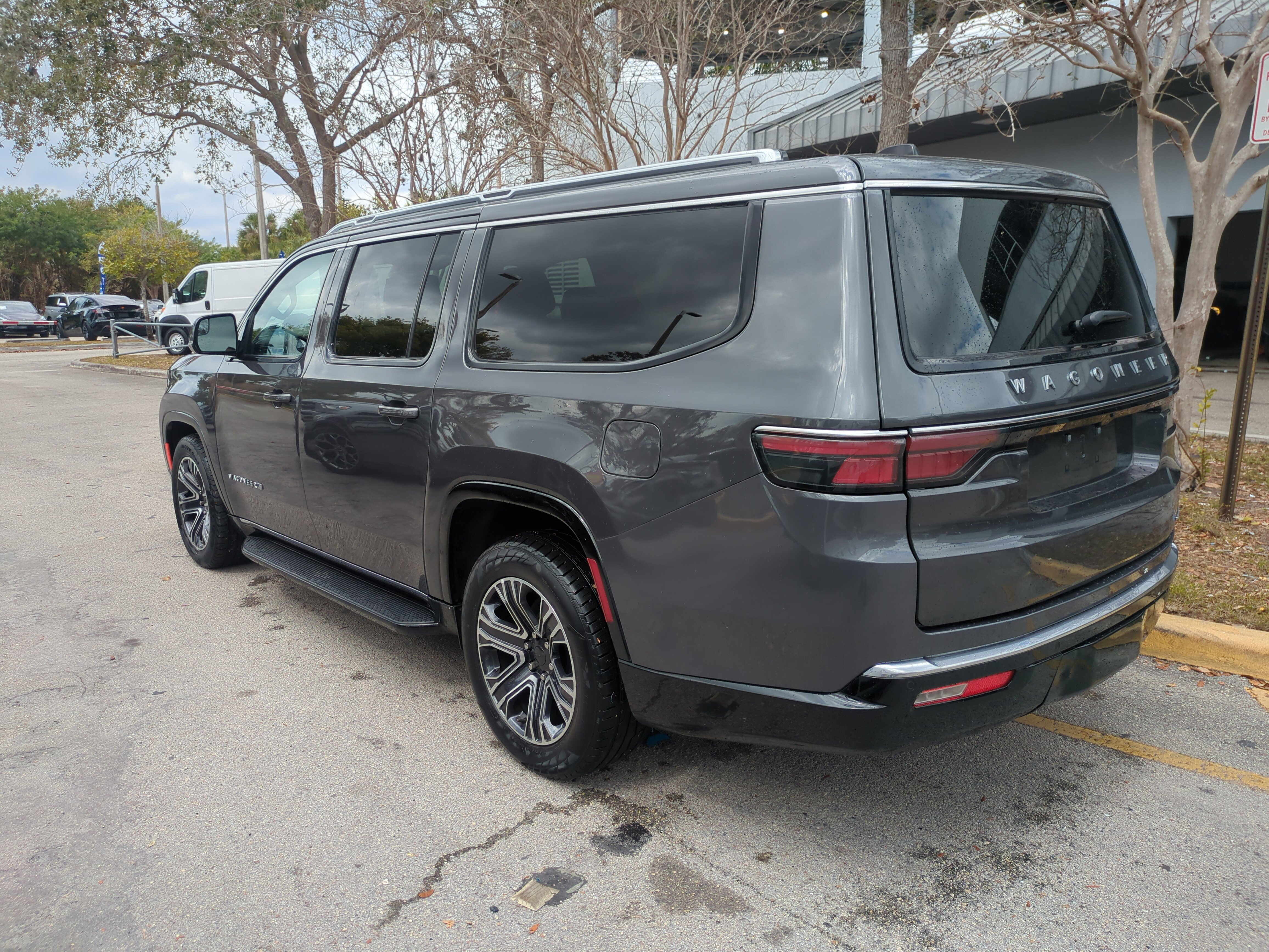 Certified 2024 Jeep Wagoneer L Series II w/ Flexible Seating Group image 7