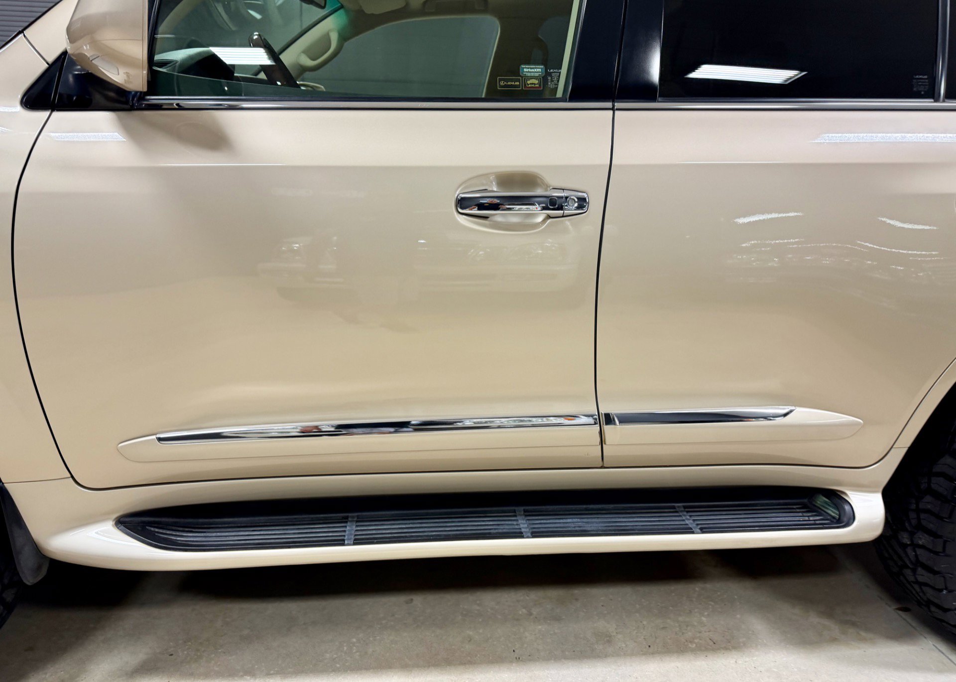 Used 2011 Lexus LX 570 4WD w/ Luxury Pkg w/Pre-crash image 17