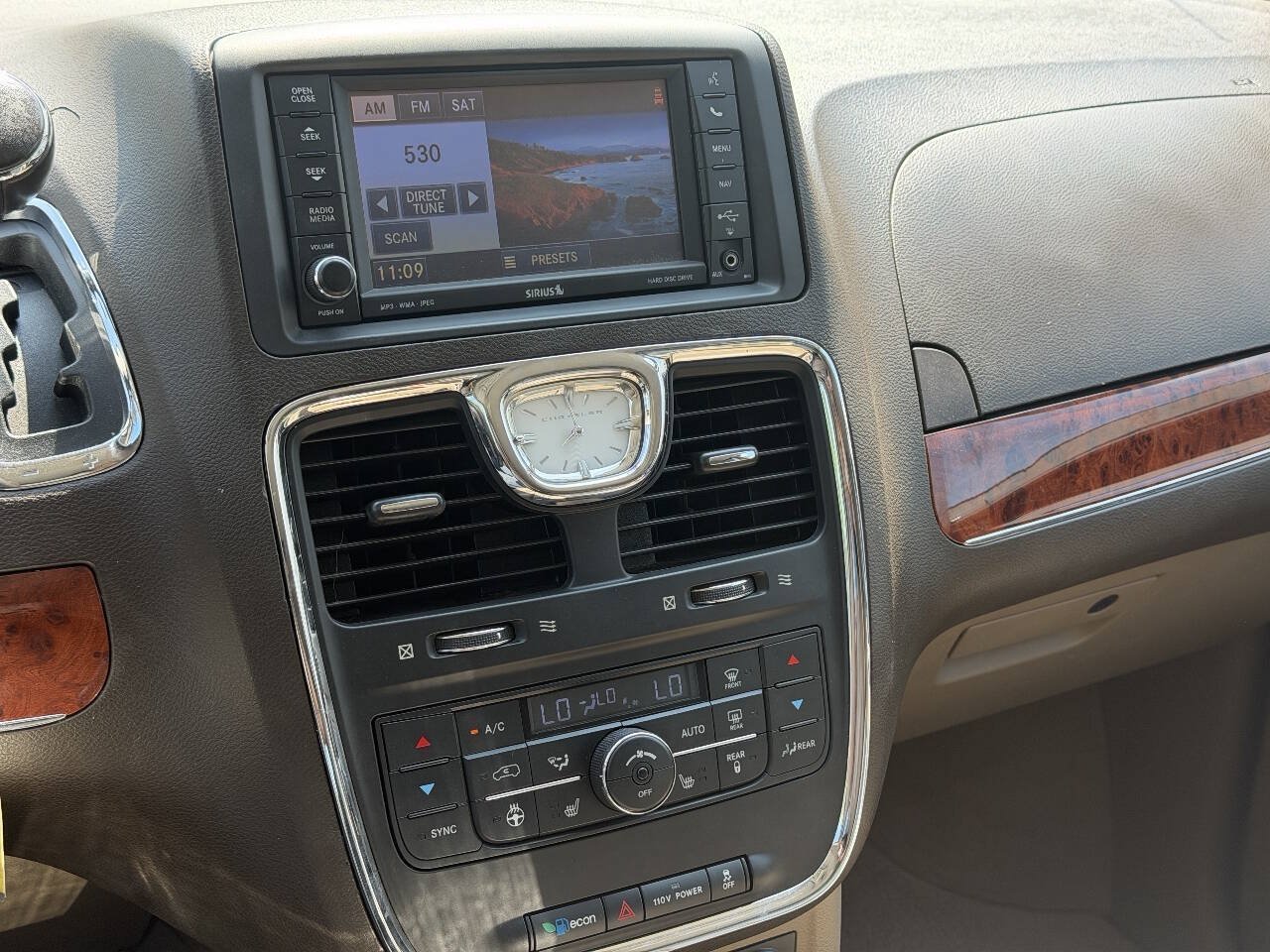 Used 2012 Chrysler Town & Country Touring-L w/ Entertainment Group #2 FWD image 18