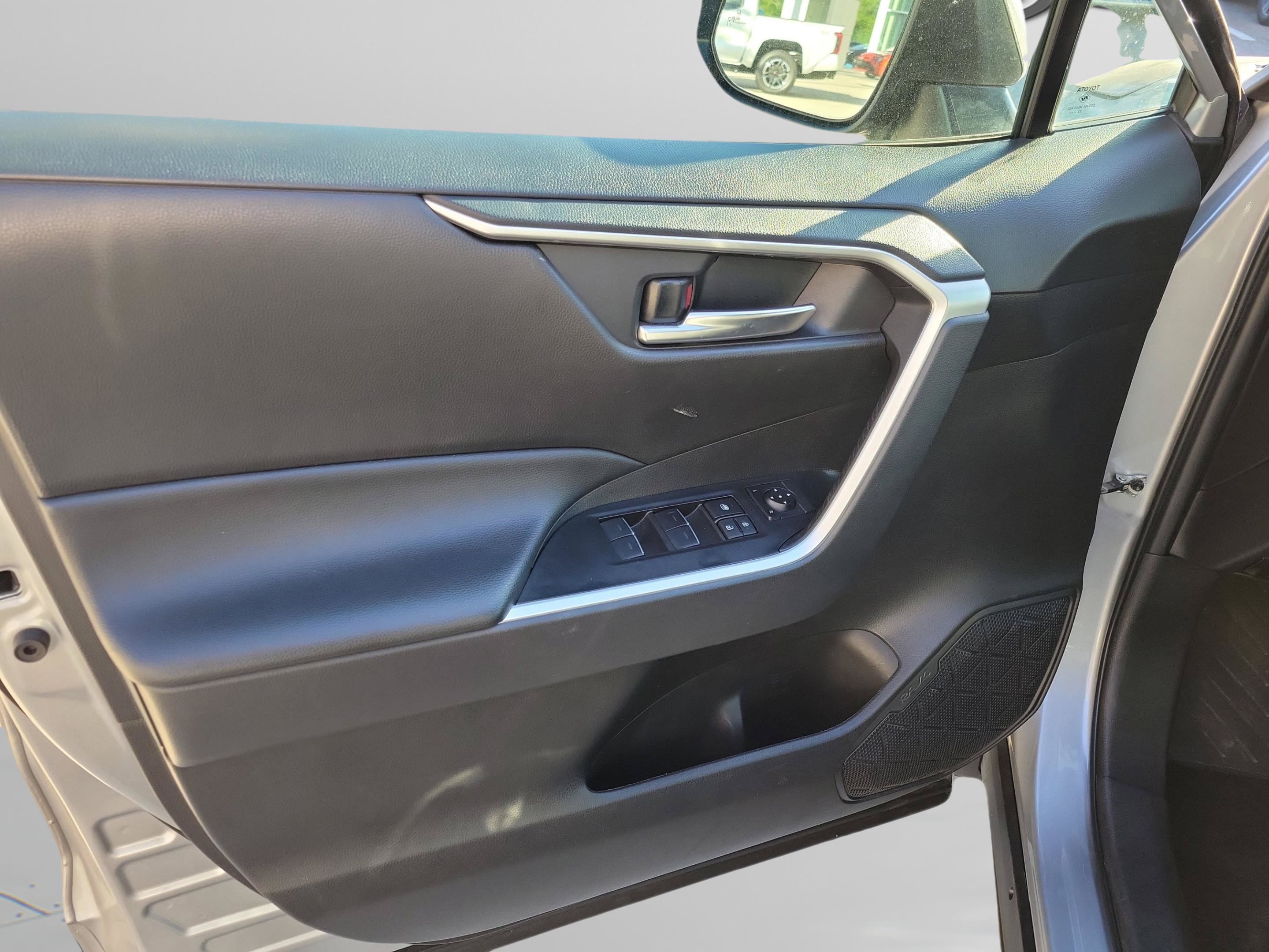 Used 2024 Toyota RAV4 XLE FWD image 28