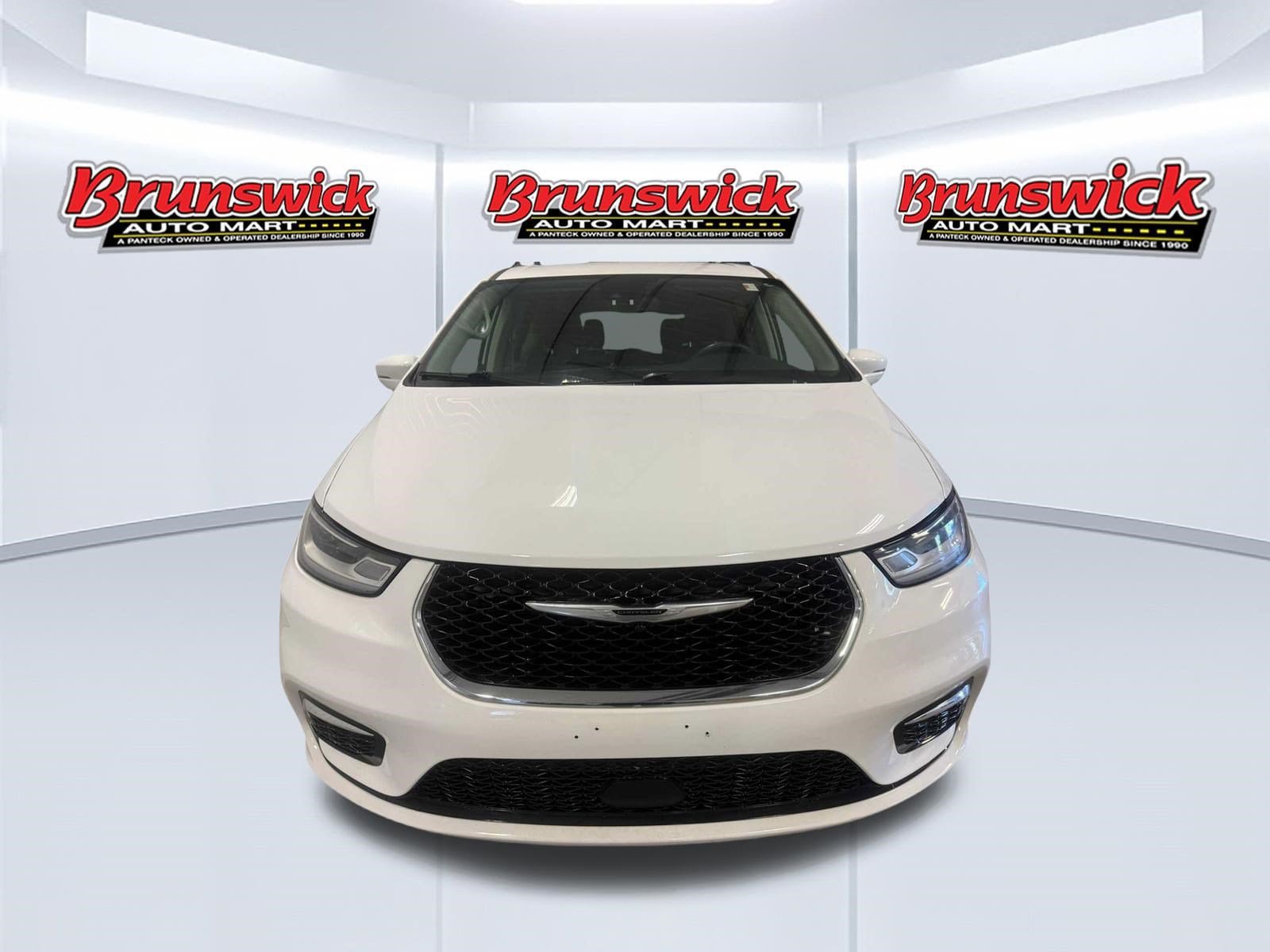 Used 2022 Chrysler Pacifica Touring-L FWD image 3