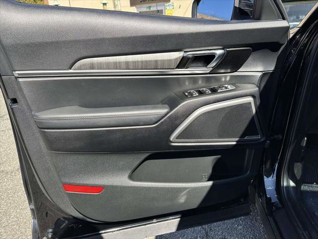 Used 2023 Kia Telluride EX w/ EX Captain's Chair Package AWD/4WD image 17