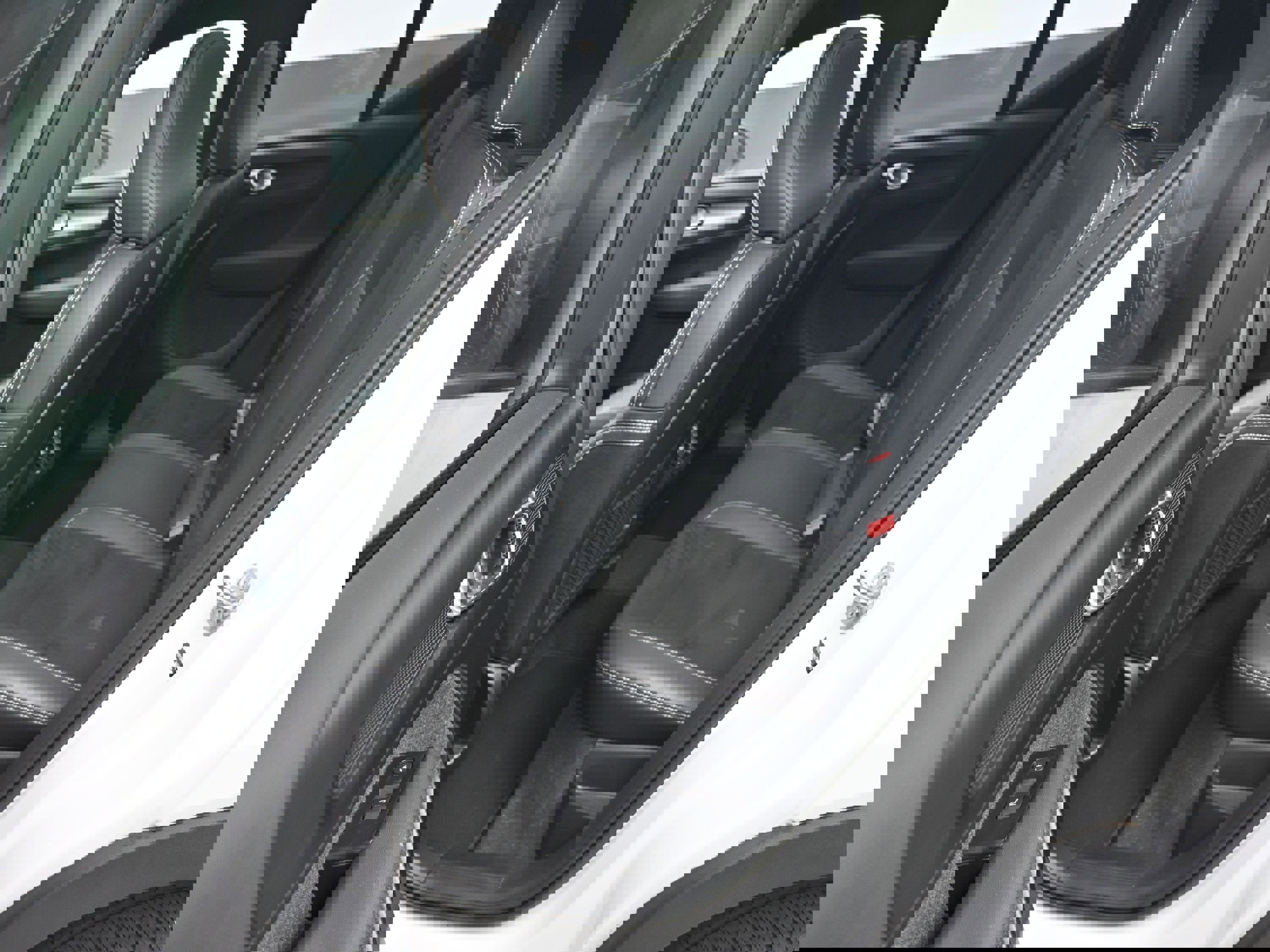 Used 2022 Volvo XC40 T5 R-Design image 23