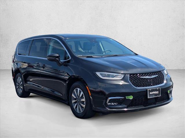 Used 2022 Chrysler Pacifica Touring-L FWD image 3