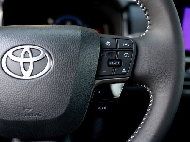 Used 2025 Toyota Camry SE image 13