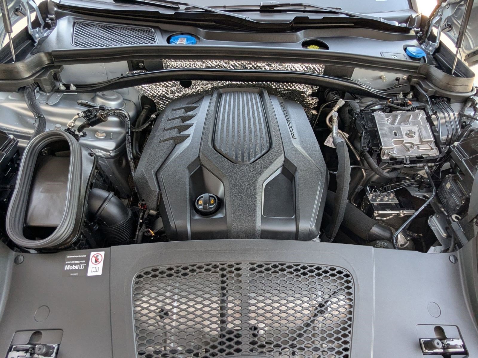 Certified 2025 Porsche Macan image 28
