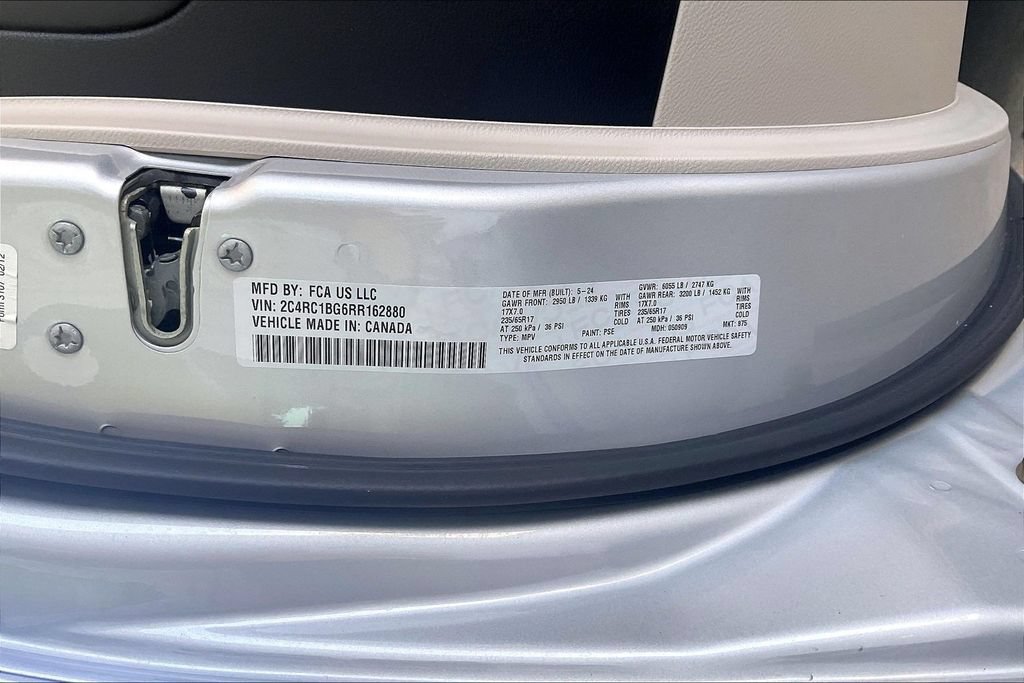 Used 2024 Chrysler Pacifica Touring-L FWD image 34