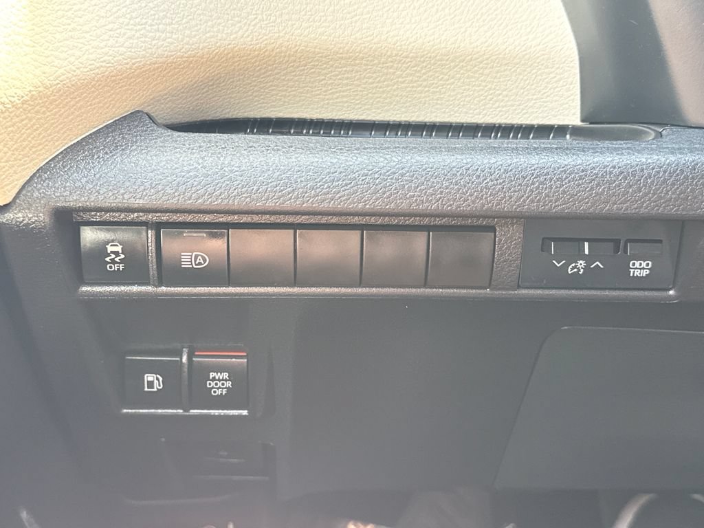 Used 2025 Toyota Sienna Limited AWD/4WD image 31
