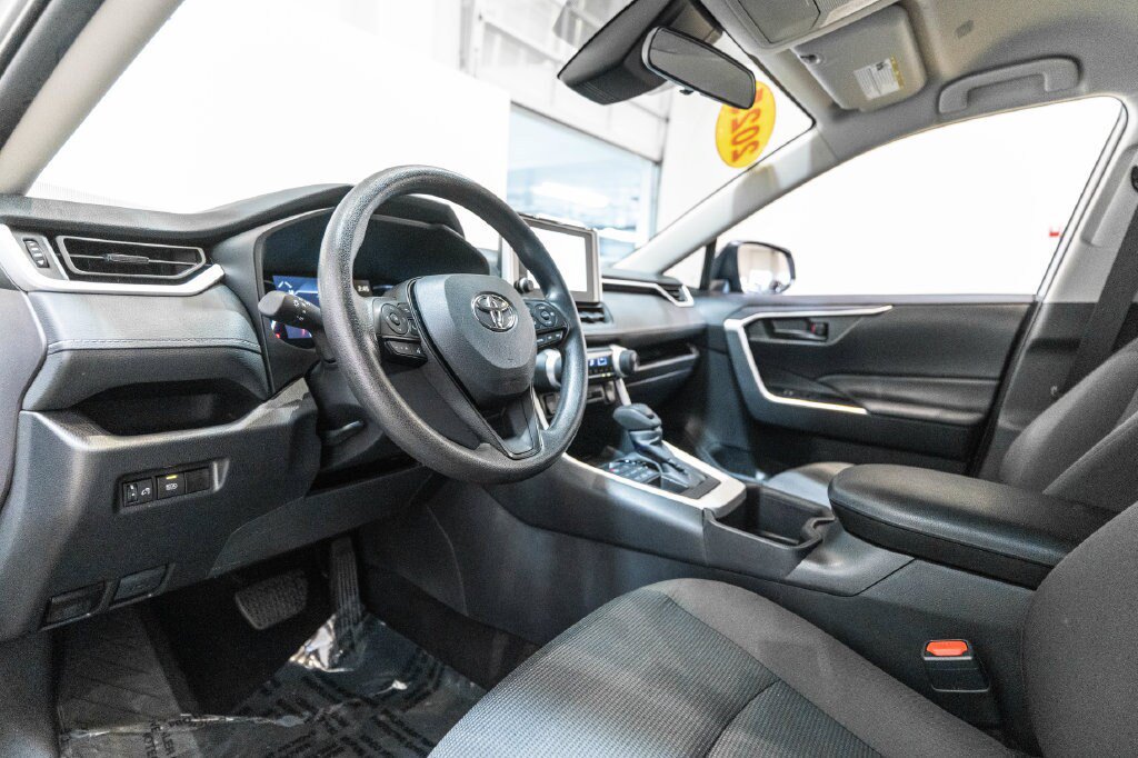 Used 2025 Toyota RAV4 LE AWD/4WD image 4