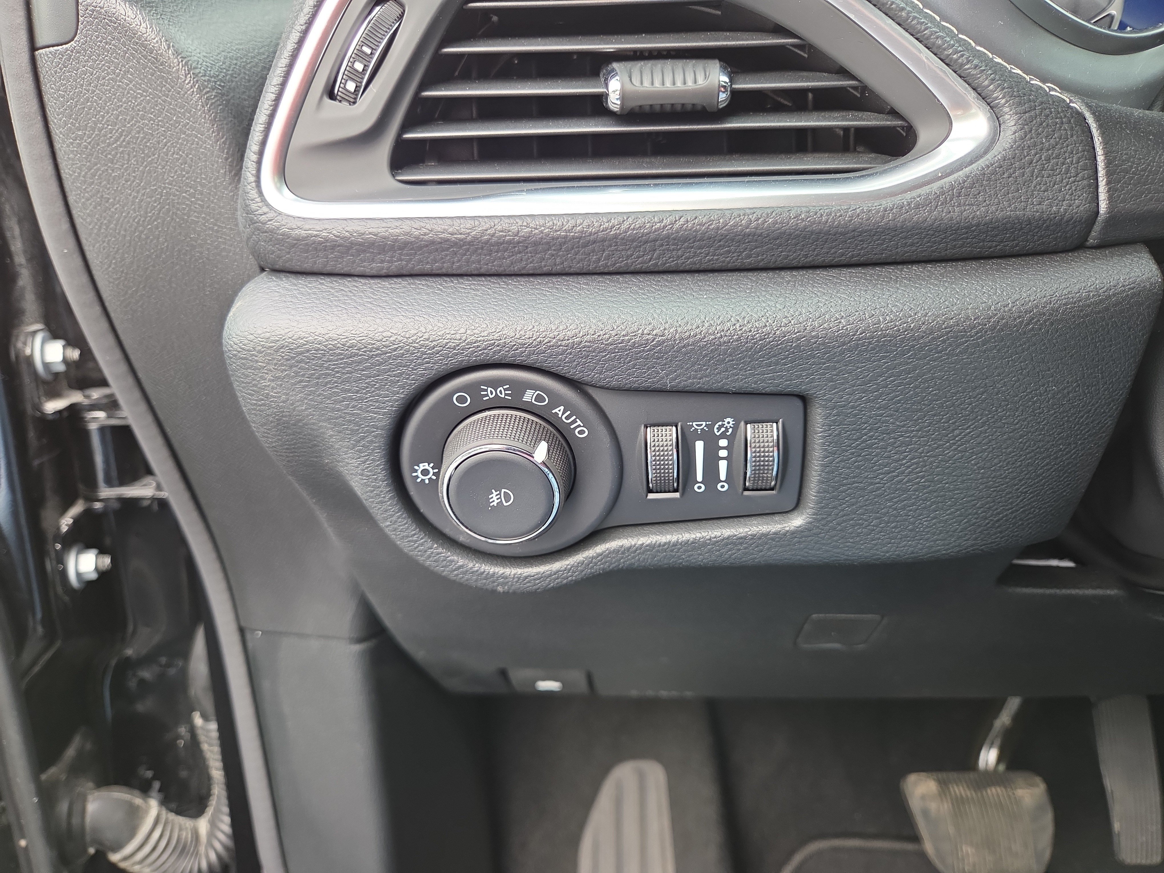 Certified 2026 Chrysler Pacifica Limited FWD image 31