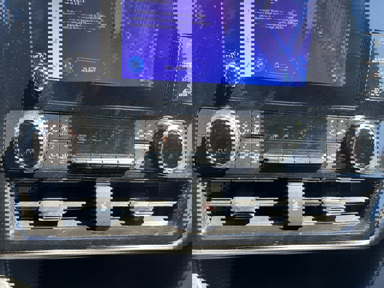 Used 2024 Toyota Highlander LE AWD/4WD image 29