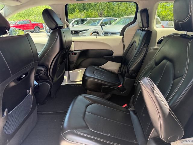 Used 2023 Chrysler Pacifica Touring-L FWD image 12