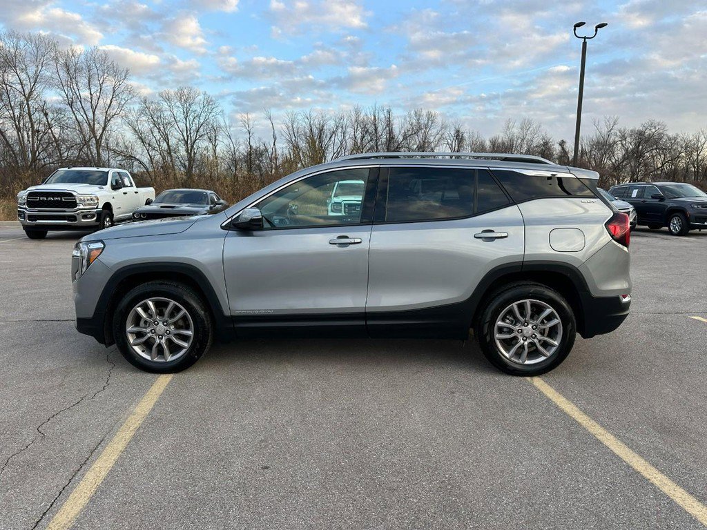 Used 2024 GMC Terrain SLT image 2