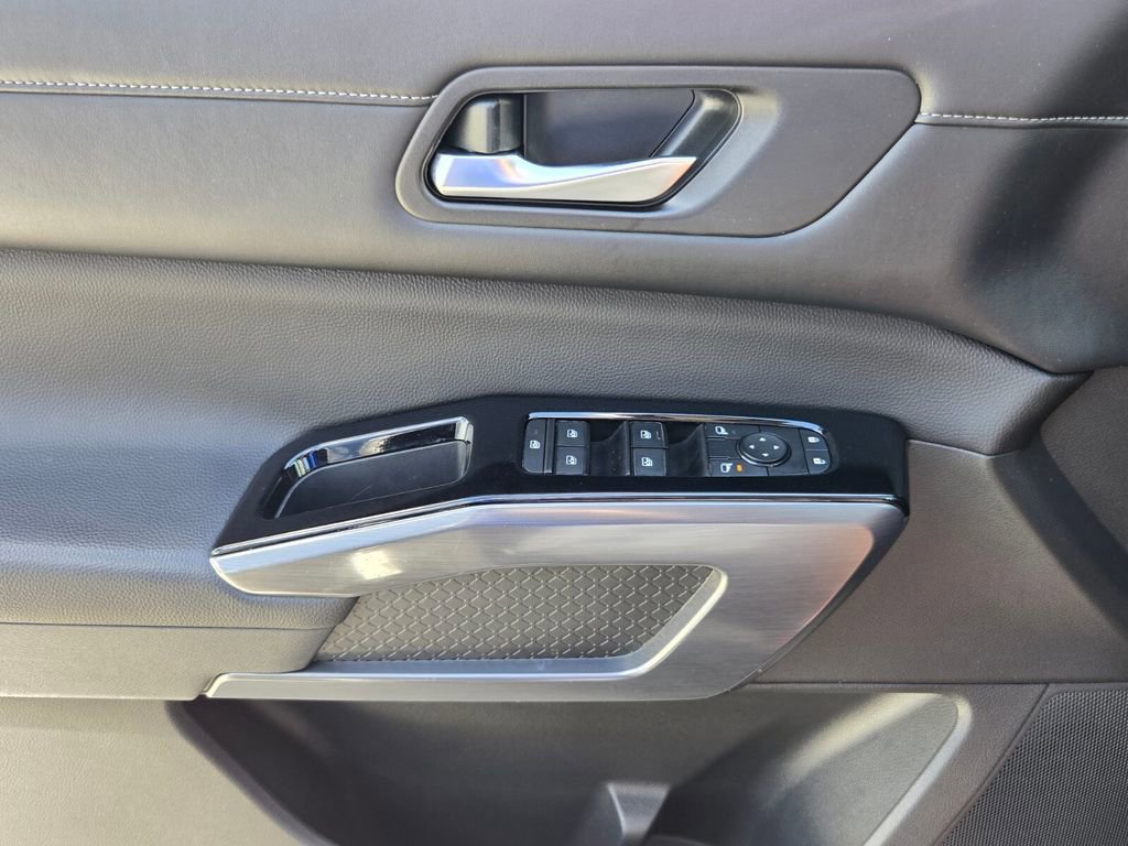 Used 2023 Nissan Pathfinder SL w/ Black Appearance Package image 27