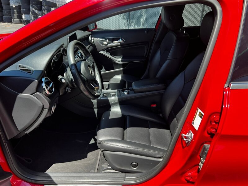 Used 2018 Mercedes-Benz GLA 250 4MATIC w/ Premium Package image 16