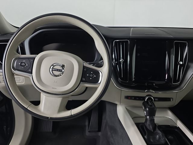 Used 2019 Volvo XC60 T5 Momentum w/ Multimedia Package image 9