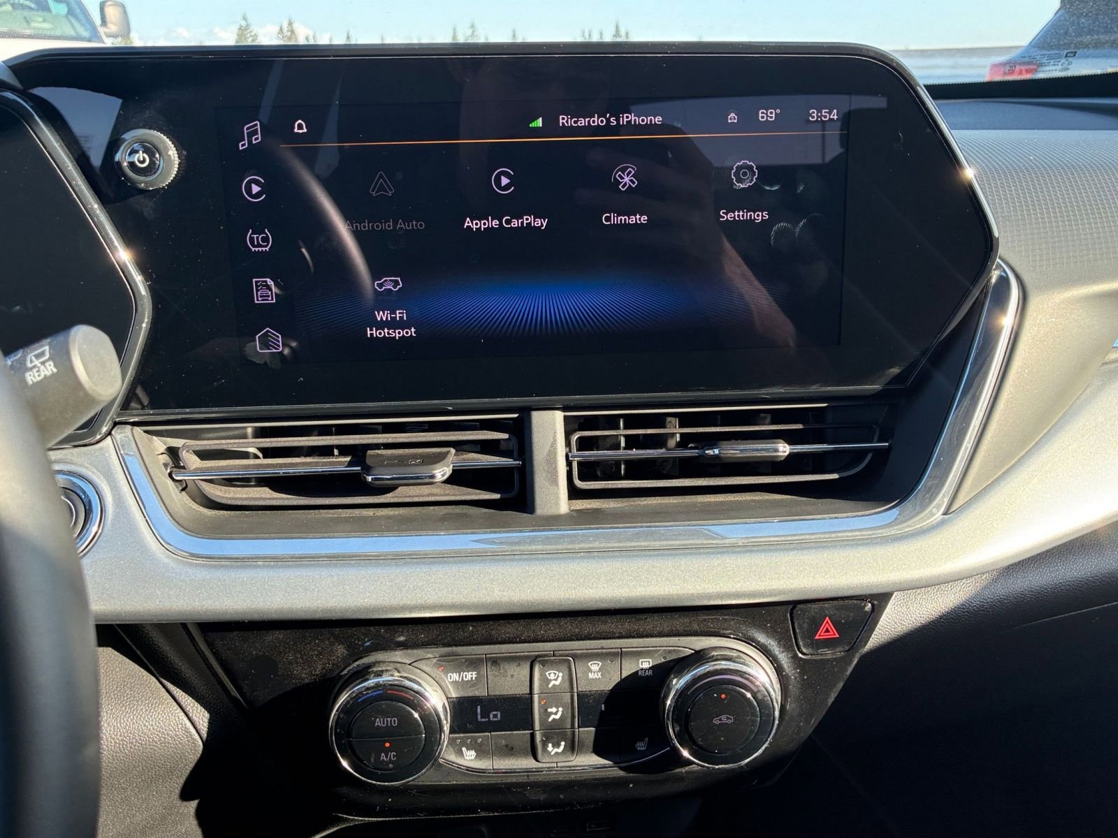 Used 2025 Chevrolet Trax LT w/ LT Convenience Package image 18