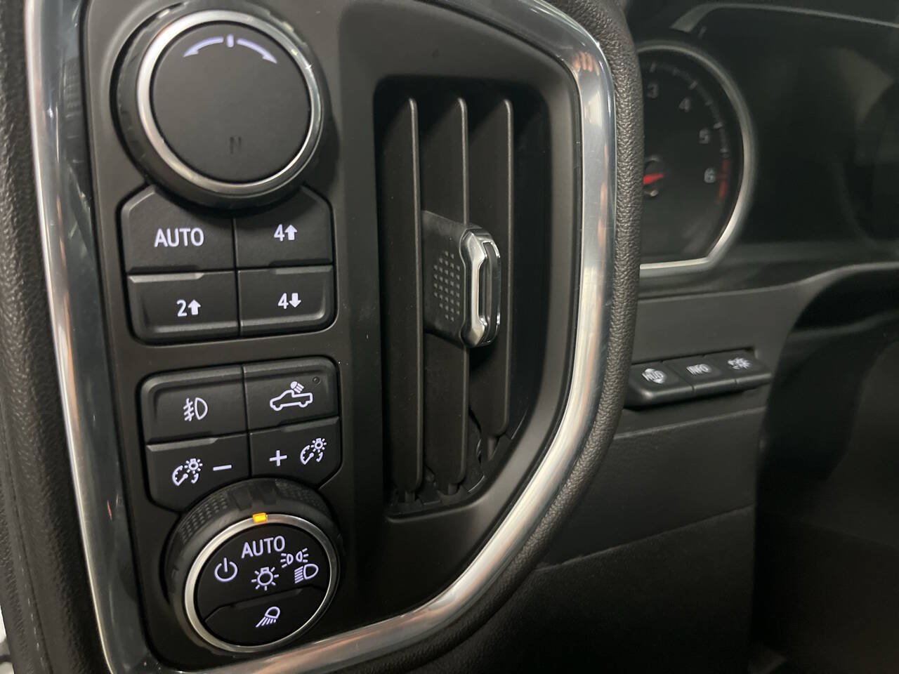 Used 2019 Chevrolet Silverado 1500 High Country w/ Technology Package AWD/4WD image 18