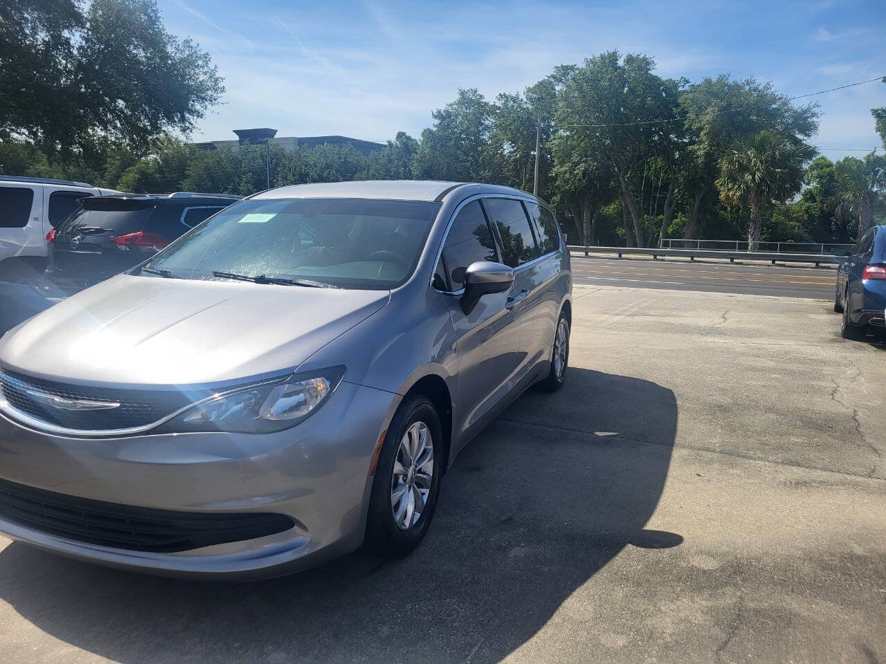 Used 2017 Chrysler Pacifica Touring w/ Tire & Wheel Group FWD image 70