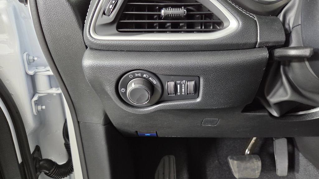 New 2027 Chrysler Pacifica Select AWD/4WD image 19