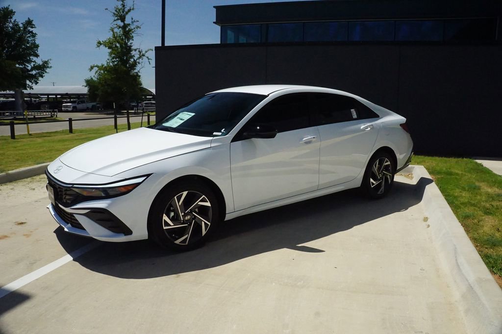 New 2025 Hyundai Elantra SEL FWD image 4