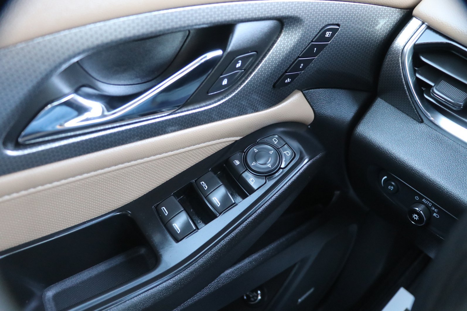 Used 2023 Chevrolet Traverse Premier FWD image 11