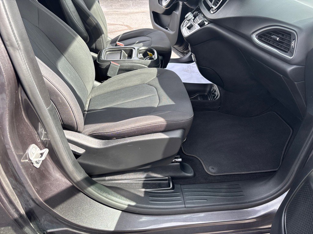 Used 2018 Chrysler Pacifica Touring Plus w/ S Appearance Package image 17