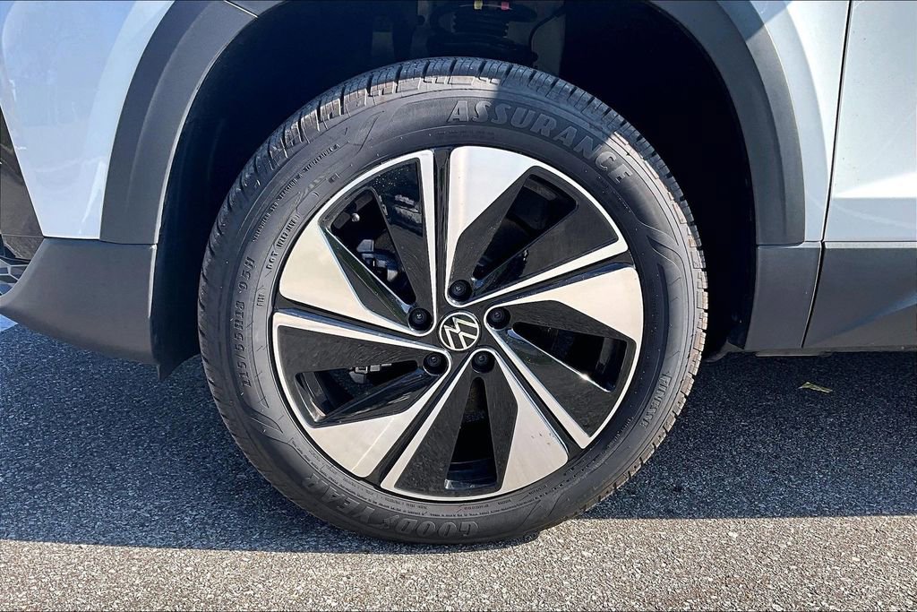 Used 2024 Volkswagen Taos SE image 29