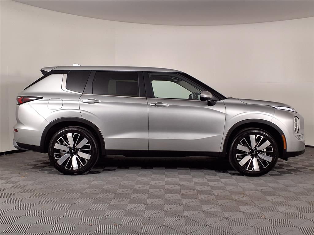 Used 2025 Mitsubishi Outlander SE image 29