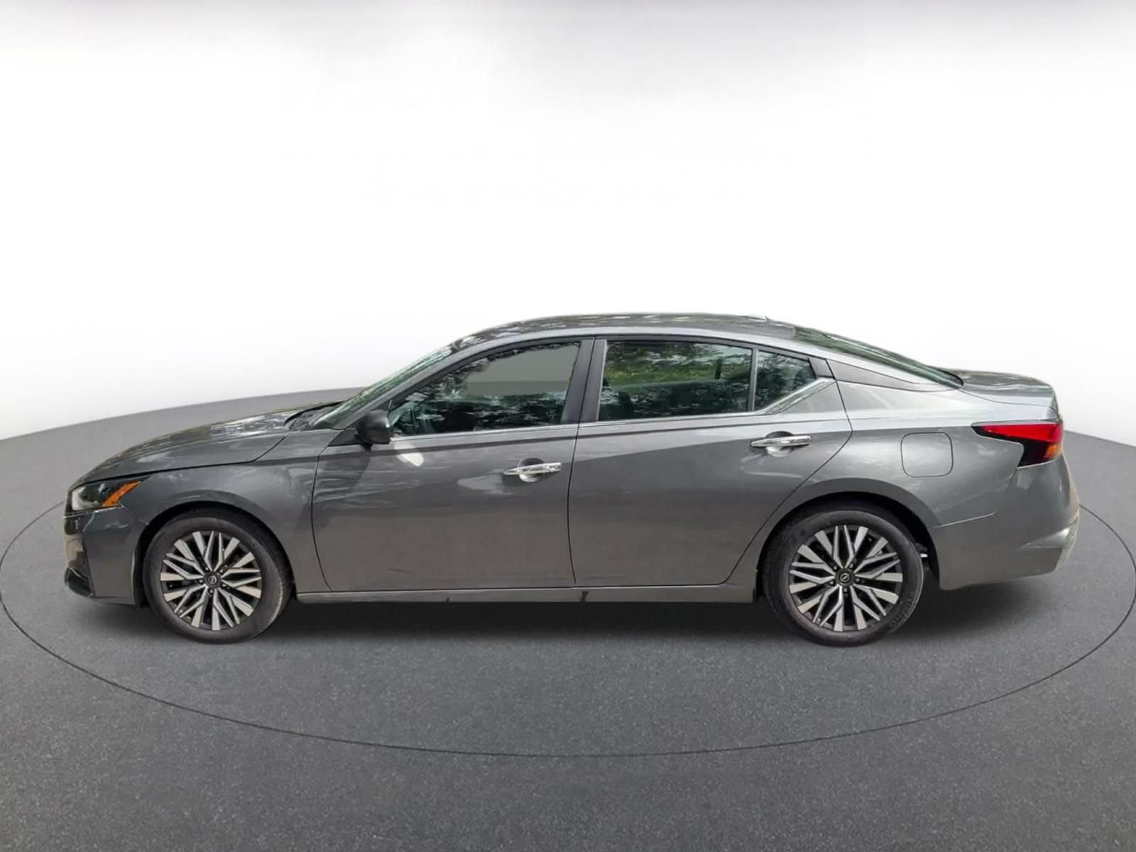 Used 2025 Nissan Altima 2.5 SV FWD image 8