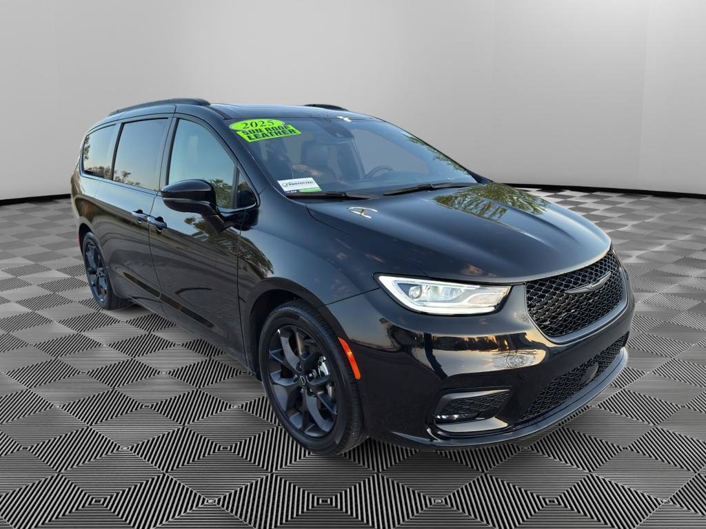Used 2025 Chrysler Pacifica Limited FWD image 6