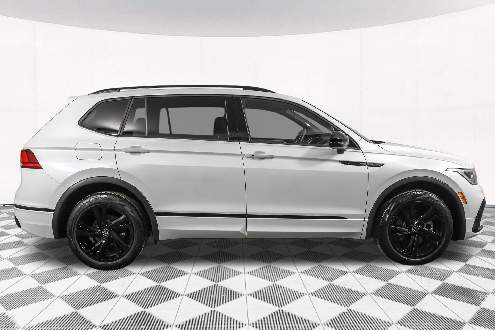 Used 2023 Volkswagen Tiguan SE R-Line image 13