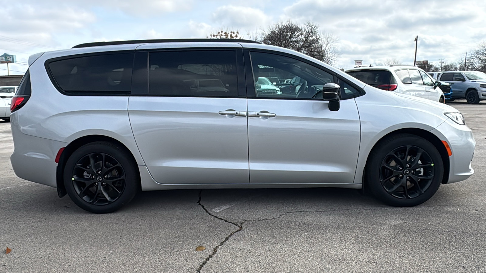 New 2026 Chrysler Pacifica Select w/ S Appearance Package FWD image 4