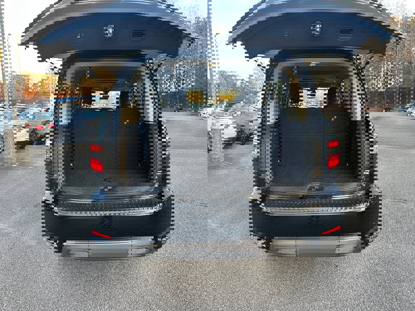 Used 2023 Nissan Armada SL w/ Captain's Chairs Package image 18