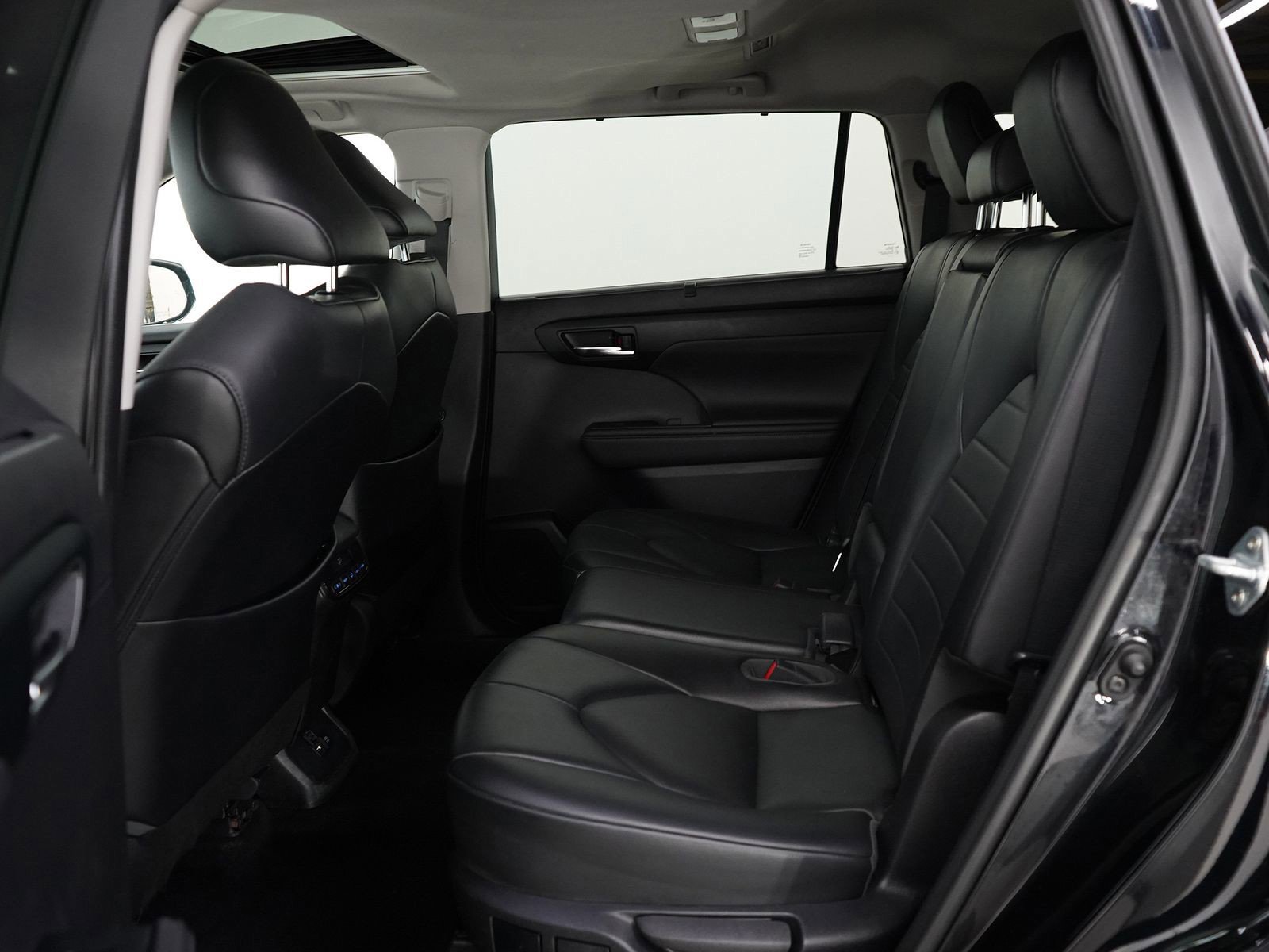 Used 2021 Toyota Highlander XLE image 16