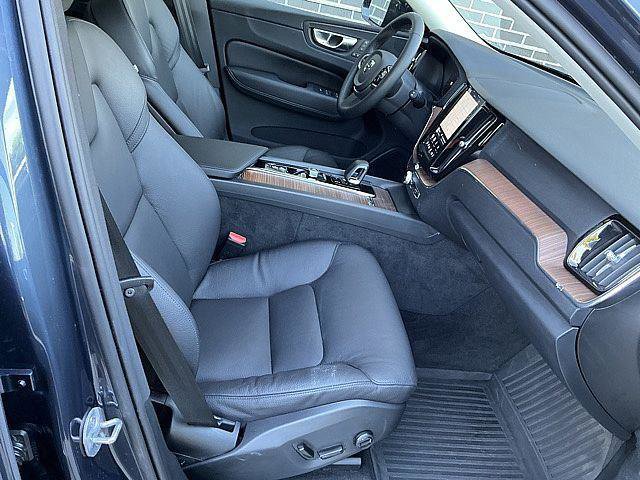 Certified 2024 Volvo XC60 B5 Plus w/ Protection Package Premier AWD/4WD image 21