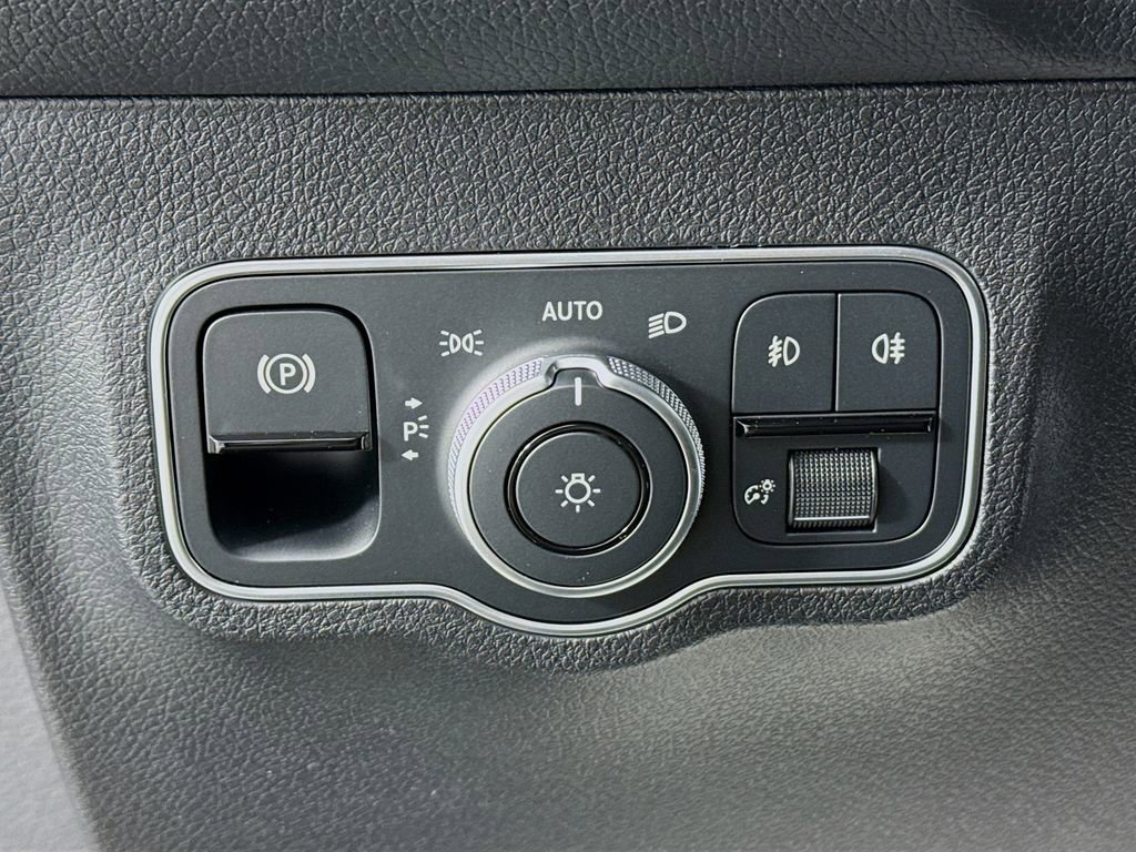 Used 2025 Mercedes-Benz GLB 250 GLB 250 image 10