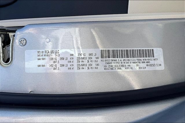 Used 2020 Chrysler Pacifica Touring-L w/ Tire & Wheel Group FWD image 21