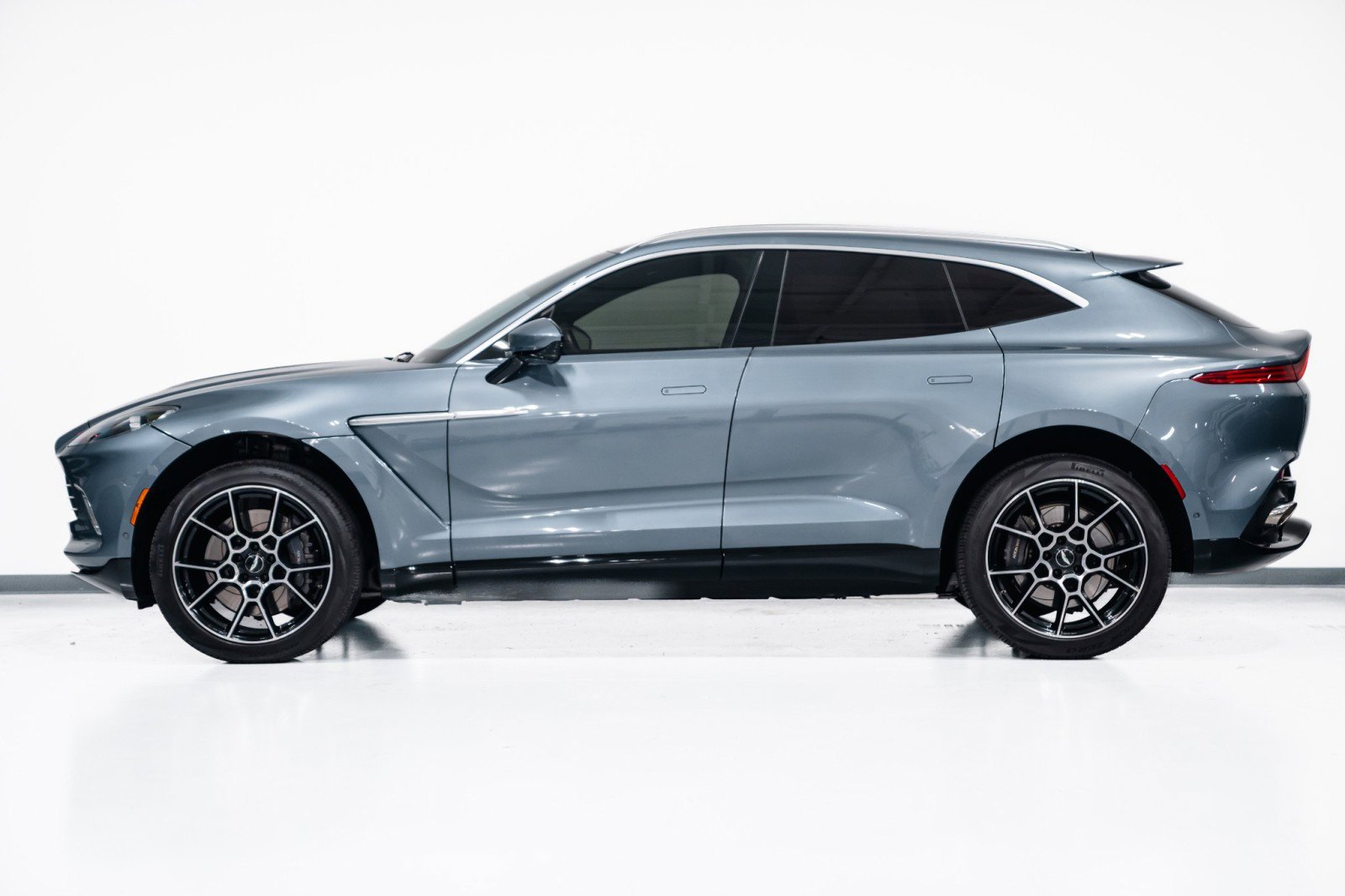 Used 2021 Aston Martin DBX image 9